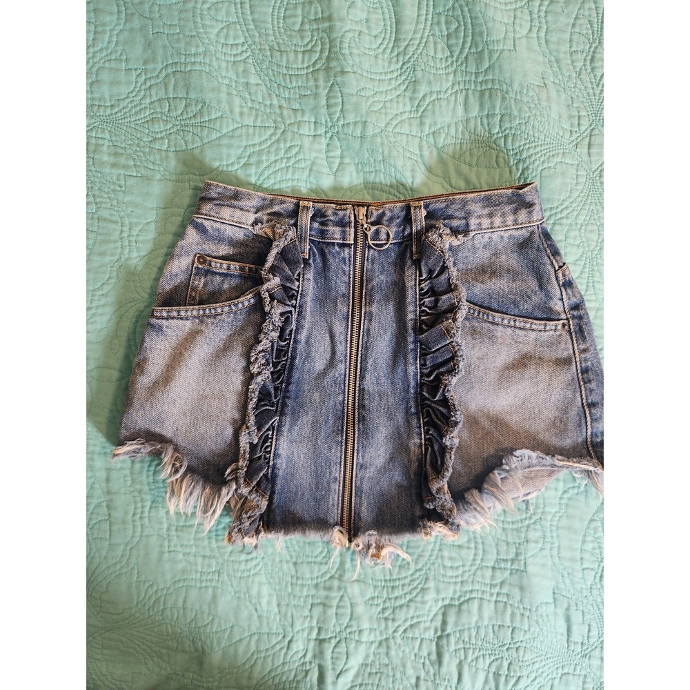 Carmar Denim Mini Skirt Medium Wash Ruffle Front Zip Raw Hem Size 27 D46 2311RUF